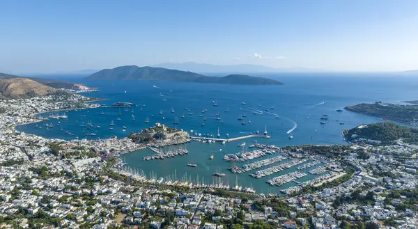 Bodrum 'un Türk Rivierası' ndaki hava manzarası. Aziz Peter Kalesi, Bodrum Kalesi ve marina manzarası