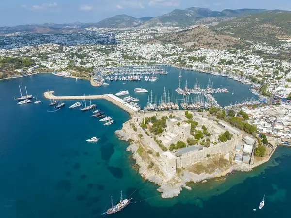 Bodrum 'un Türk Rivierası' ndaki hava manzarası. Aziz Peter Kalesi, Bodrum Kalesi ve marina manzarası