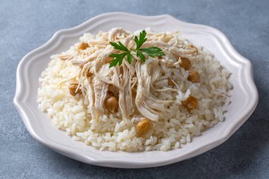 Geleneksel lezzetli Türk yemekleri; Nohutlu pilav ve tavuklu pilav (Türkçe adı: Tavuklu nohutlu pilav))