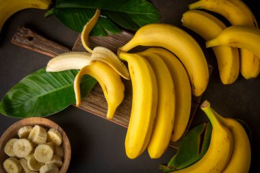 Bir demet çiğ organik muz Yenmeye hazır