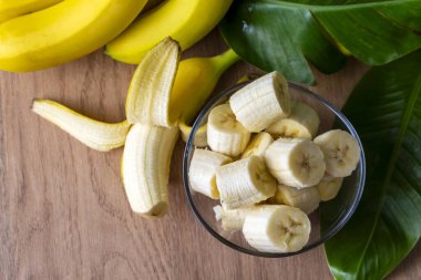 Bir demet çiğ organik muz Yenmeye hazır