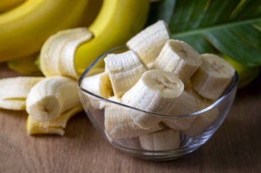 Bir demet çiğ organik muz Yenmeye hazır