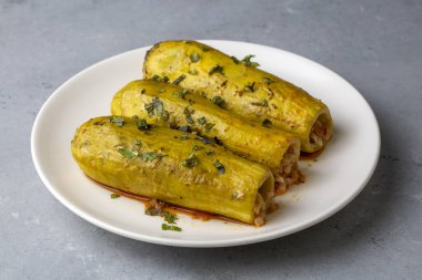 Geleneksel Türk mutfağından alınmış et ile doldurulmuş kabak. Türkçe adı: etli kabak dolmasi