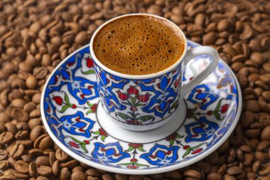 Geleneksel lezzetli Türk kahvesi veya Yunan kahvesi