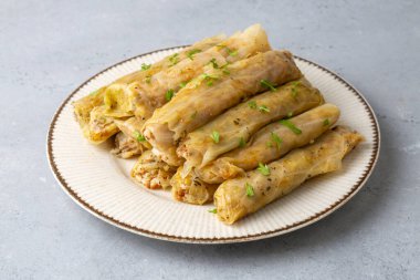 Lahana Sarma - Lahana sarmasi, Türk geleneksel yemeği, pirinç dolması ile bir rulo şeklinde kaynamış lahana yaprağı