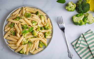 Ev yapımı brokoli ve peynirli kremalı makarna. Türk ismi; brokolili makarna
