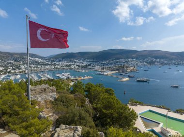 Bodrum 'un Türk Rivierası' ndaki hava manzarası. Aziz Peter Kalesi, Bodrum Kalesi ve marina manzarası