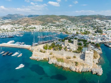 Bodrum 'un Türk Rivierası' ndaki hava manzarası. Aziz Peter Kalesi, Bodrum Kalesi ve marina manzarası