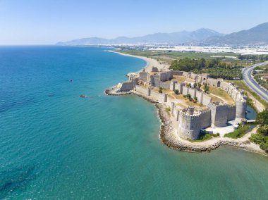 Anamur Kasabası 'ndaki Mamure Şatosu veya Anamur Şatosu' nun hava görüntüsü