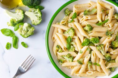 Ev yapımı brokoli ve peynirli kremalı makarna. Türk ismi; brokolili makarna