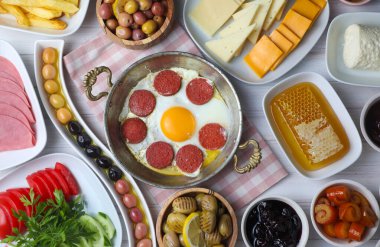 Geleneksel lezzetli Türk kahvaltısı, yemek konsepti fotoğrafı.