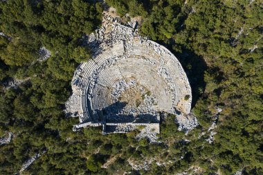 Termessos antik kenti, amfitiyatro. Termessos, Türkiye 'nin en seçkin arkeoloji sahalarından biri.. 