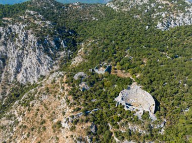 Termessos antik kenti, amfitiyatro. Termessos, Türkiye 'nin en seçkin arkeoloji sahalarından biri.. 
