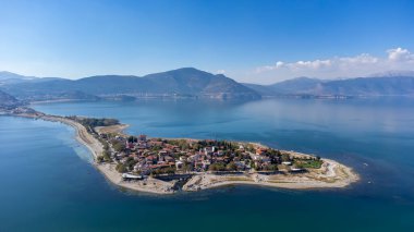 Türkiye 'nin Egirdir Gölü, Isparta ilinde yer almaktadır. Ayrıca günlük ve mevsimsel renk farklılıklarından dolayı 'yedi renkli göl' olarak da bilinir..