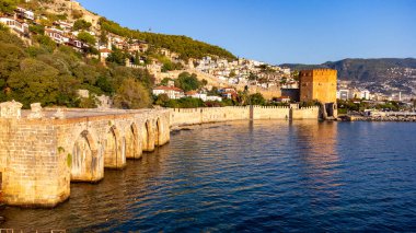 Antalya Türkiye 'deki Tersane Sahil Koyu' nun havadan görünüşü. Açık gökyüzü olan deniz ve şehir. Kizil Kule - Alanya