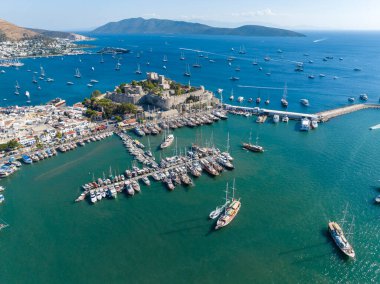 Bodrum 'un Türk Rivierası' ndaki hava manzarası. Aziz Peter Kalesi, Bodrum Kalesi ve marina manzarası