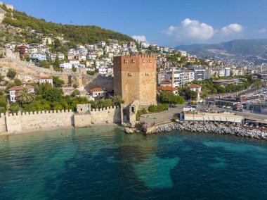 Alanya - Türkiye, 11 Ağustos 2023, Antalya 'daki Alanya Körfezi' nin havadan görünüşü. Açık gökyüzü olan deniz ve şehir. Kizil Kule - Alanya