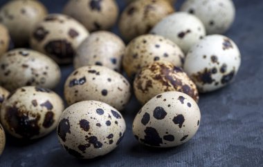 Beyaz arka planda izole edilmiş bıldırcın yumurtaları.