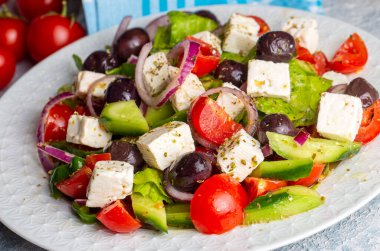 Taze sebze, beyaz peynir ve kalamata zeytin ile Yunan salatası. Sağlıklı gıda.
