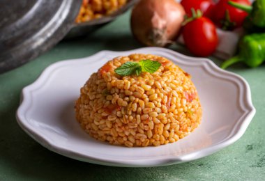 Tabakta domates sosu bulunan geleneksel Türk bulgur pilavı (Türkçe adı; meyhane pilavi))