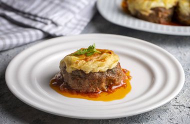 Türk Gıda Hasanpaşa Kofte - Püre ile Kofta - Bechamel Sosu ve Yeşil Bezelye ile Köfte. Geleneksel Yemek.