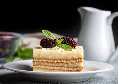 Milk semolina dessert with biscuits (Turkish name; sutlu irmik tatlisi)