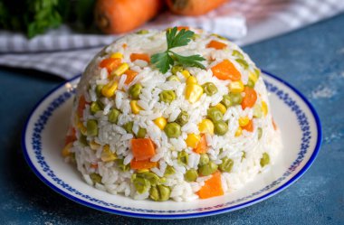 Yeşil bezelye, havuç ve tatlı mısırlı lezzetli sebze pilavı (Türkçe: sebzeli pilav))