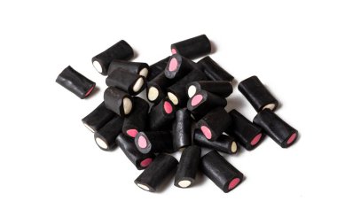 Beyaz arka planda meyan kökü şekeri