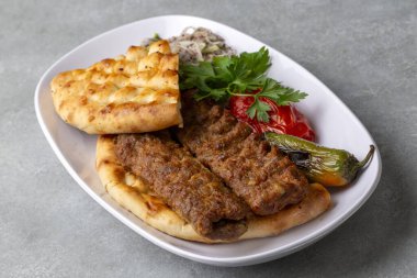 Geleneksel lezzetli Türk yemekleri; Adana kebabı