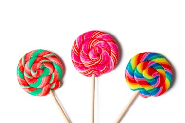 Renkli lolipop, beyaz arkaplanda renkli şekerler