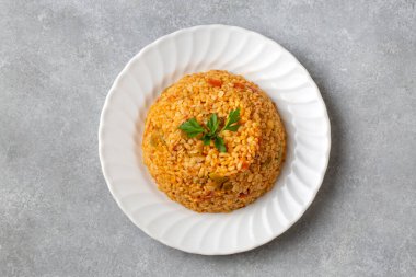 Tabakta domates sosu bulunan geleneksel Türk bulgur pilavı (Türkçe adı; meyhane pilavi))