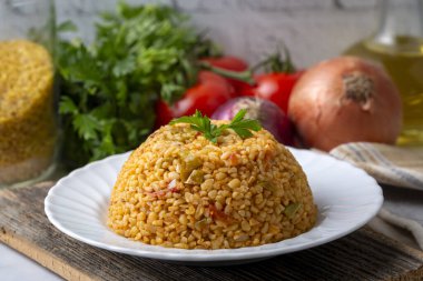 Tabakta domates sosu bulunan geleneksel Türk bulgur pilavı (Türkçe adı; meyhane pilavi))