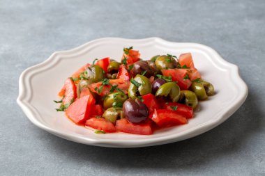 Türk mutfağı; yeşil zeytin salatası (Türkçe adı; Kirma yeesil zeytin salatasi) 