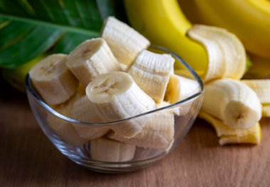 Bir demet çiğ organik muz Yenmeye hazır