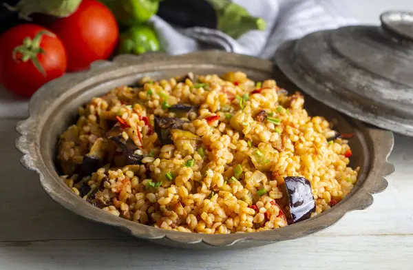 Geleneksel lezzetli Türk yemekleri; patlıcan ve sebzeli Bulgur pilavı. (Türkçe adı; Patlicanli bulgur pilavi)