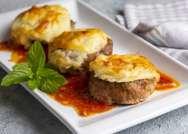 Türk Gıda Hasanpaşa Kofte - Püre ile Kofta - Bechamel Sosu ve Yeşil Bezelye ile Köfte. Geleneksel Yemek.