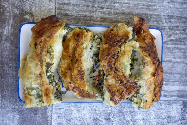 (Türkçe: Ispanakli Kol Boregi, Bosnak boregi). Ispanaklı el yapımı hamur işi..