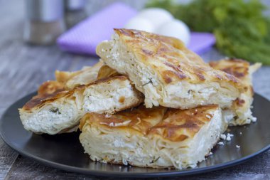 Su Boregi / Türk Patty tahta yüzeyde.