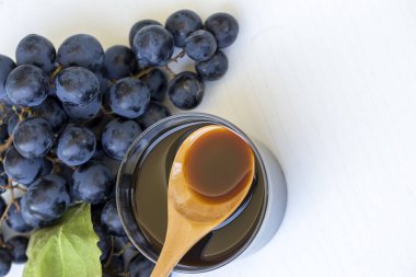 Üzüm pekmezi ve taze organik üzüm.