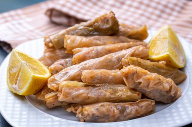 Lahana Sarma - Lahana sarmasi, Türk geleneksel yemeği, pirinç dolması ile bir rulo şeklinde kaynamış lahana yaprağı