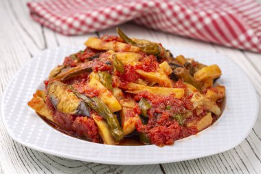 Yoğurtla kızartılmış Türk usulü sebze (Yoğurtlu Karisik Kizartma))