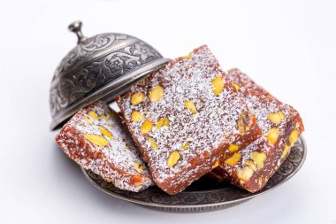 Geleneksel Türk tatlıları beyaz arka planda