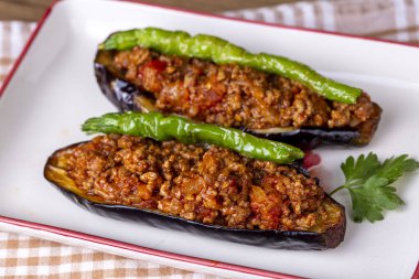 Geleneksel lezzetli Türk yemekleri; Et ve Patlıcan yemeği, (Türkçe adı: Karniyarik))