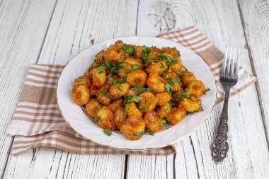 Geleneksel lezzetli Türk yemekleri; bulgur sarımsaklı köftesi (Türkçe adı; Sarimsakli bulgur kofte veya Fellah koftesi)