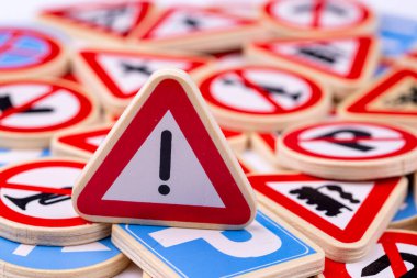Farklı renkli trafik işaretleri izole edildi