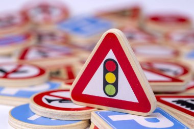 Farklı renkli trafik işaretleri izole edildi