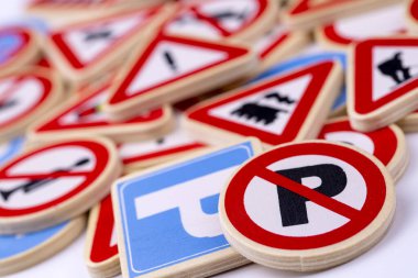 Farklı renkli trafik işaretleri izole edildi