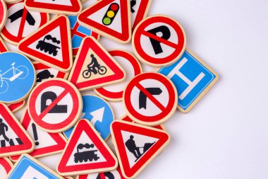 Farklı renkli trafik işaretleri izole edildi
