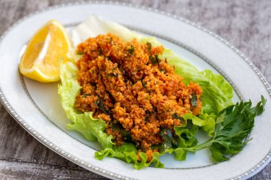 Geleneksel lezzetli Türk yemekleri: bulgur salatası (kisir)