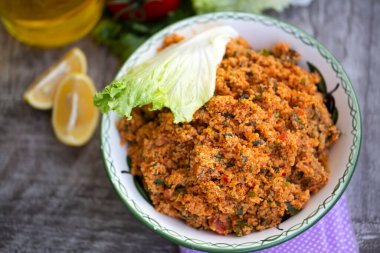 Geleneksel lezzetli Türk yemekleri: bulgur salatası (kisir)